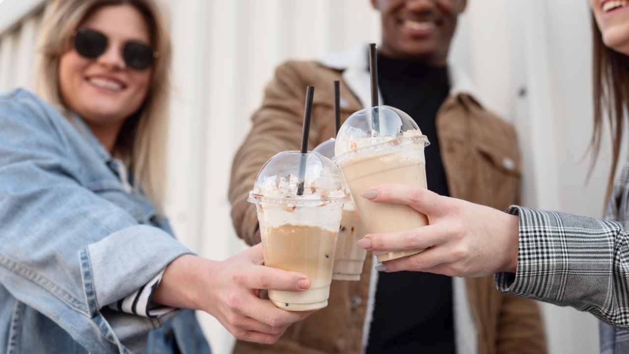 10 Bisnis franchise minuman terlaris yang akan viral di tahun 2026.